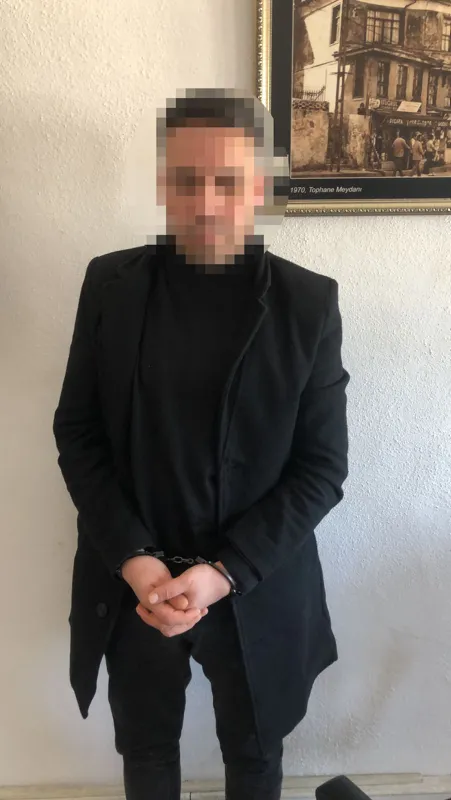 bursada-husumetli-oldugu-iki-kisiyi-alikoyup-mermi-yutturan-gecelik-ve-kirmizi-etek-giydirip-video-ceken-kisi-1652176379365.jpg Bursa'da husumetli olduğu iki kişiyi alıkoyup mermi yutturan gecelik ve kırmızı etek giydirip video çeken kişi tahliye edildi-4