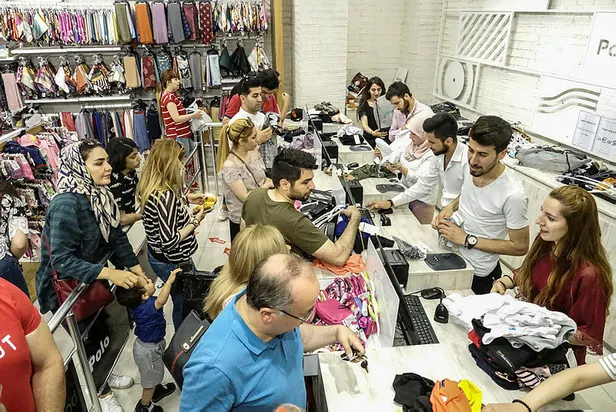 Van'da yer kalmadı! İranlı turistler otellerde yer kalmayınca pansiyonlara yerleştirildi-4