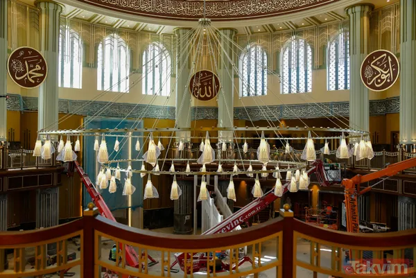 SON DAKİKA: İstanbul Taksim'de yapımı devam eden camide heyecanlandıran anlar! Dev avize ve kapı kasası takıldı! İnce işçiliğe geçildi - 12