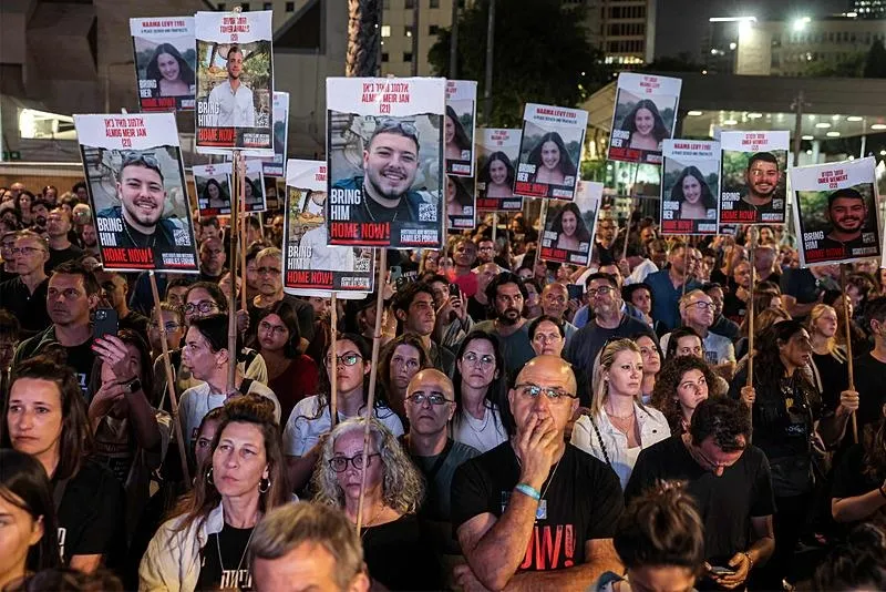 Tel Aviv'de ortalık karıştı! Esir takası anlaşması ve Netanyahu'nun istifası talebiyle binlerce İsrailli sokaklara indi-3