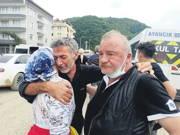 Sel, Kastamonu Bozkurt'u savaş alanına çevirdi! Birçok kişi arabasını korumak için şehrin en yüksek yerine park etti-3