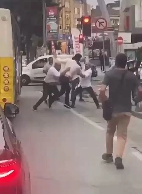 iettnin-ne-kazasi-bitiyor-ne-olayi-kavga-eden-araci-yol-ortasinda-birakip-dugune-giden-kaldirima-tirmanan-1662975634736.jpeg İETT'nin ne kazası bitiyor ne olayı! Kavga eden, aracı yol ortasında bırakıp düğüne giden, kaldırıma tırmanan...-3