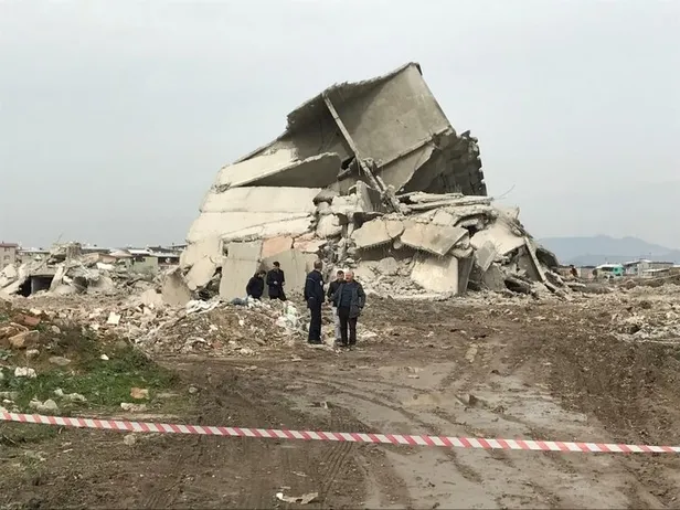 300 kilo dinamitin yıkamadığı bina bakın nasıl yıkıldı...-9