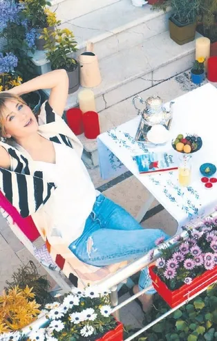 Ayla Çelik coronavirüs nedeniyle 'Mecbur' şarkısına Arnavutköy'deki evinde klip çekti