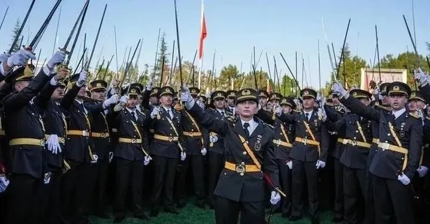 Teğmenlerin kılıçlı korsan yeminine tebligat!