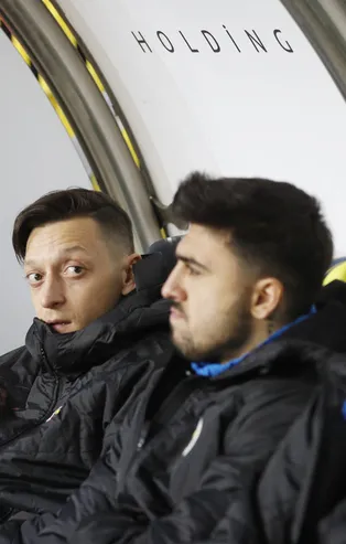 Ozan Tufan için Hull City ile görüşmelerini sürdüren Fenerbahçe, kulübe flaş bir Mesut Özil teklifi yaptı!