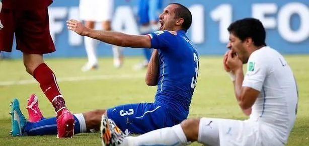 Luis Suarez akıllanmıyor!