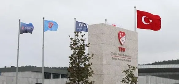 (TFF) Yönetim Kurulu, Merkez Hakem Kurulu Talimatı'nda yapılan değişiklikleri kabul etti. Spor Toto Süper Lig'de 43 olan üst klasman hakem sayısı talimattaki değişiklikle yeni sezonda 22'ye, 84 olan yardımcı hakem sayısı ise 44'e indirildi