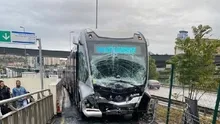 İstanbulun toplu taşıma çilesi bitmiyor! Metrobüs kaza yaptı: Vatandaşlar yağmurda perişan oldu