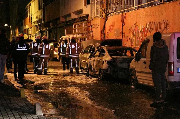 Son dakika: İstanbul Şişli'de araçların lastiklerini kesip ateşe verdiler