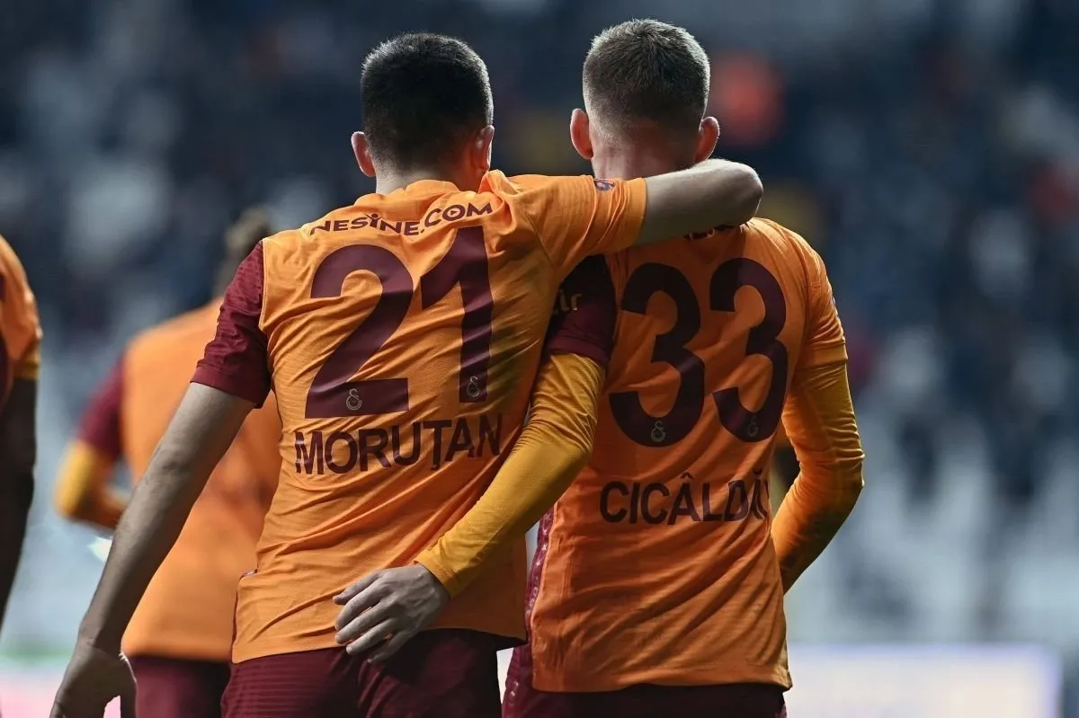 Derbi sonrası flaş karar! Okan Buruk o isimlerin biletini kesti - 2