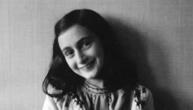 google-doodle-oldu-anne-frank-kimdir-nasil-ve-neden-oldu-anne-frank-meslegi-neydi-tifus-hastaligi-nedir-yahudi-1656137172347.jpeg