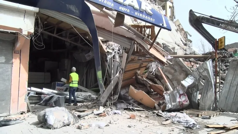 esenlerde-kontrollu-yikim-esnasinda-bina-coktu-o-anlar-kamerada-1711977030561.jpg Esenler'de kontrollü yıkım esnasında 4 katlı bina çöktü! Korku dolu anlar kamerada!-3