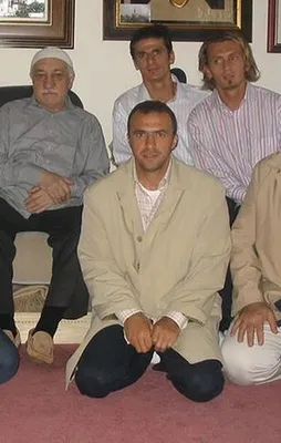 Bu görüntü ilk kez ortaya çıktı! Ünlü futbolcular FETO'nun dizinin dibinde
