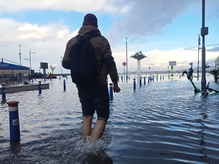 izmirde-deniz-tasti-sokaklar-su-altinda-kaldi-vatandaslar-magdur-oldu-1700984602857.jpg