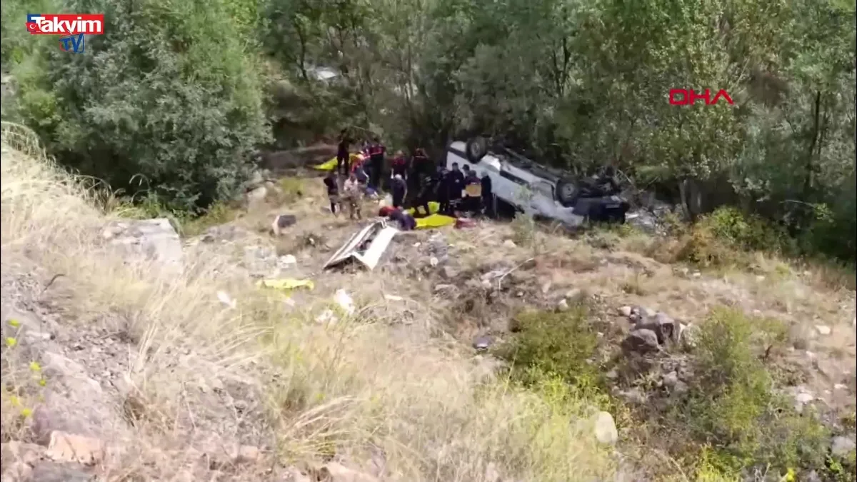 Sivas'ta minibüs şarampole devrildi: 4 ölü 10 yaralı