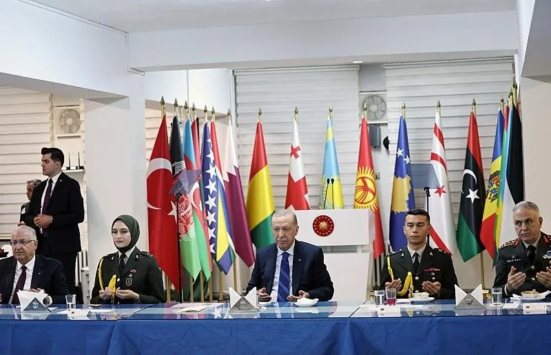 Başkan Erdoğan'dan MSÜ Kara Harp Okulu öğrencileriyle iftar programında önemli açıklamalar (AA)