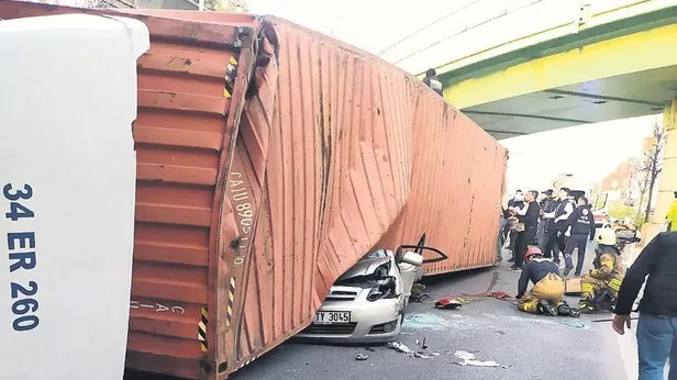 Bakırköy'de feci kaza: TIR otomobilin üzerine devrildi! 4 kişi hayatını kaybetti