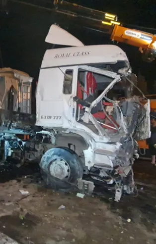 Hafriyat yüklü TIR devrildi! TEM Otoyolu ulaşıma kapandı