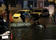 Antalyayı yağış vurdu! Göle dönen yolda mahsur kalanlar botla kurtarıldı