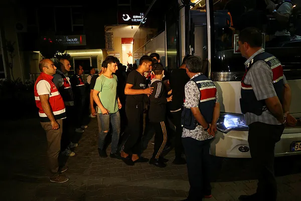 sinir-disi-edilecek-227-afganistan-uyruklu-edirneden-istanbula-gonderildi-1656359029134.jpg Sınır dışı edilecek 227 Afganistan uyruklu, Edirne'den İstanbul'a gönderildi-3