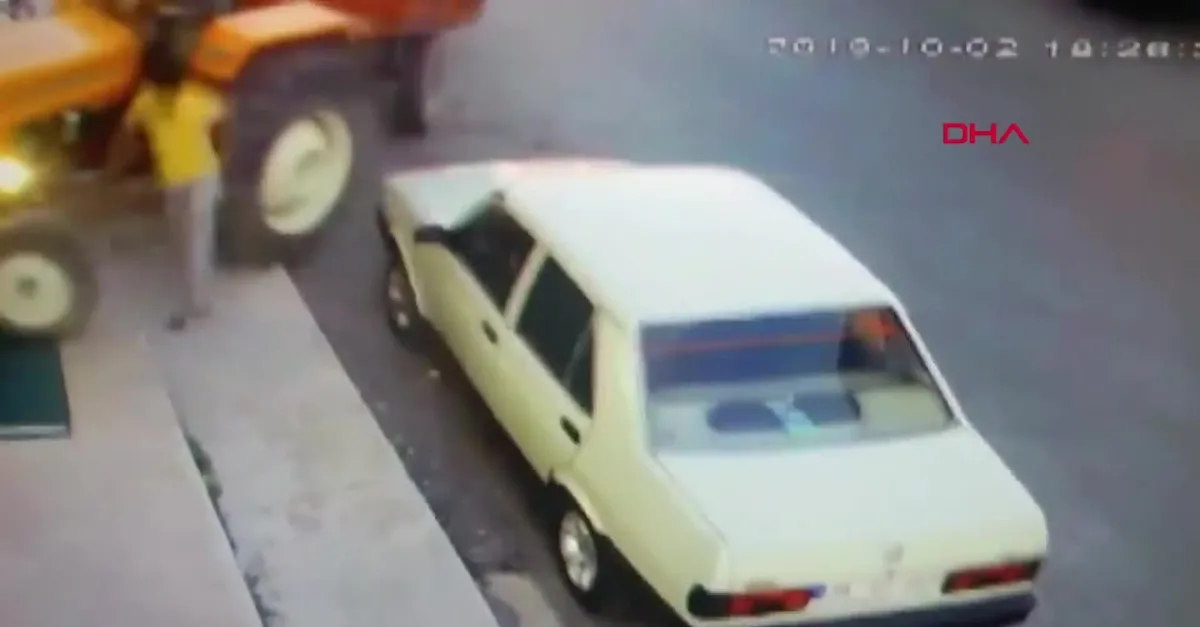 Kayseri'de genç kız, babasının traktörüyle iş yerine girdi (Video)