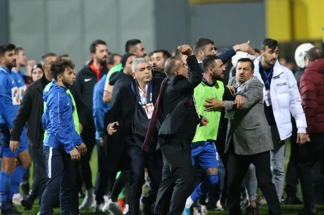 Yumruk yumruğa! Tuzlaspor-Galatasaray maçı sonrası saha karıştı...