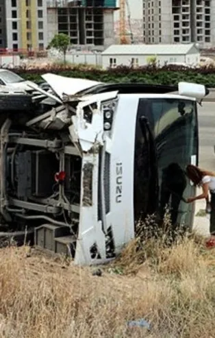 Ankara'da işçileri taşıyan araç devrildi