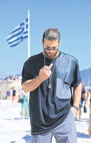 Can Yaman'ın verdiği 'orta parmak' pozu Yunanistan'da deprem etkisi yarattı!