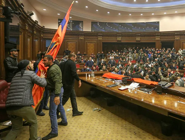 son-dakika-ermenistana-muhalif-partiler-pasinyan-karsiti-protesto-duzenleyecek-1605016198057.jpg