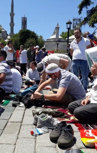 Güneşin alnında Ayasofya'da ilk namazı beklediler: "Bu millet 86 yıl bu anı bekledi, benim güneşin alnında beklemem bir şey değil"