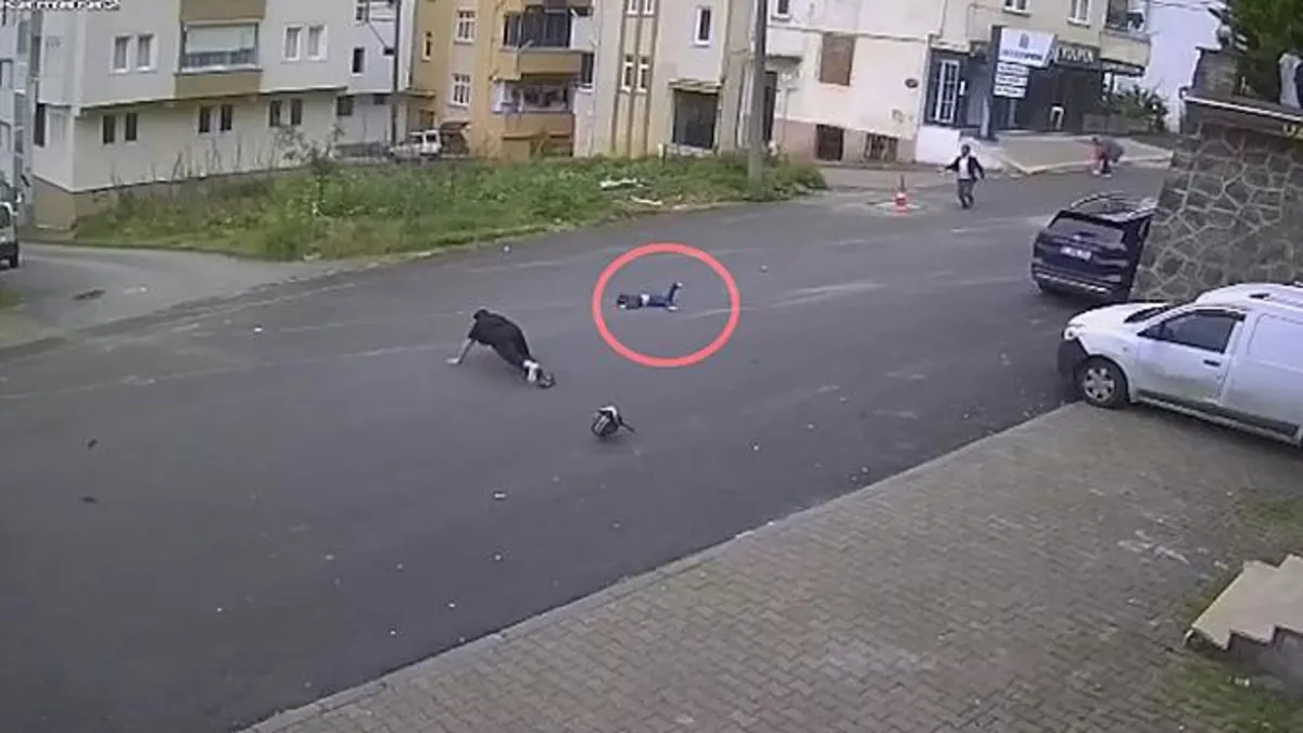 Trabzon'daki motosiklet kazası kamerada! 5 yaşındaki Ceylin kurtarılamadı