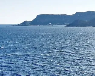 Yunanistandan 29 Ekim provokasyonu! Meis Adasına bayrak diktiler...