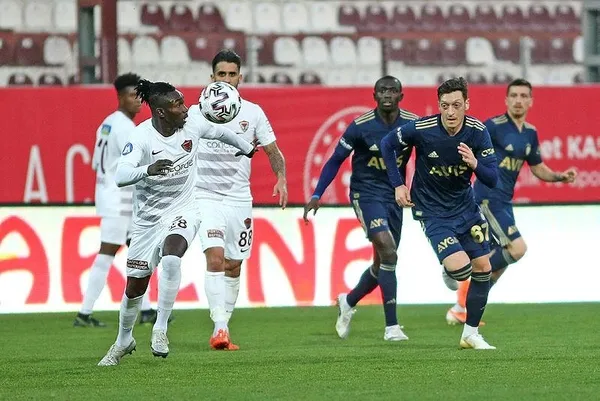mesut-ozil-fenerbahcedeki-ilk-macina-hatayspor-karsisinda-cikti-1612283344916.jpeg Mesut Özil, Fenerbahçe'deki ilk maçına Hatayspor karşısında çıktı-4