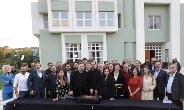 edhoda-200-bolum-fragmanini-aratmayacak-paylasimlar-yapildi-bir-aile-iki-de-zorlu-hasimla-transfer-yagmuru-1634542148990.jpg EDHO'da 200. bölüm fragmanını aratmayacak paylaşımlar yapıldı! Bir aile iki de zorlu hasımla transfer yağmuru!-8