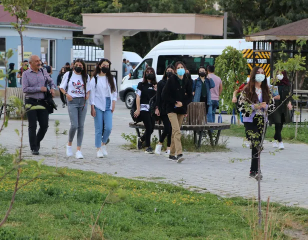 Yüz yüze eğitim başladı! Milyonlarca öğrenci heyecanla okullara koştu-3