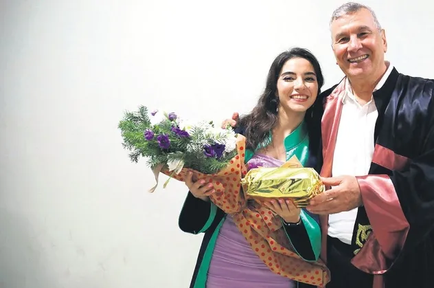 Adana'nın ilk tüp bebeğiydi! 2016'da Tıp Fakültesi'ne girdi, diplomasını ise annesini tedavi eden doktor verdi