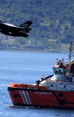 Solotürk'ten anlamlı uçuş! Nefes kestiler