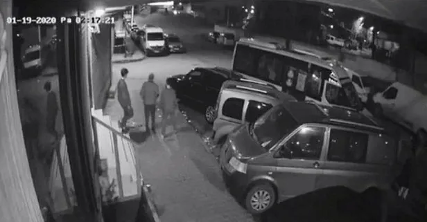 Son dakika: İstanbul Sultangazi'de uyuyakalan minibüs sürücüsü park halindeki araçlara çarptı