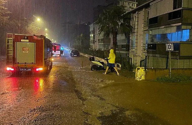 Karadeniz'i sel vurdu! Kastamonu'da 38 köy yolu ulaşıma kapandı: 2 kişi hayatını kaybetti, 1 kayıp-16