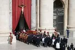 Papa Franciscus’un naaşı Aziz Petrus Bazilikası’nda! Yerine kim geçecek? Kritik Trump detayı