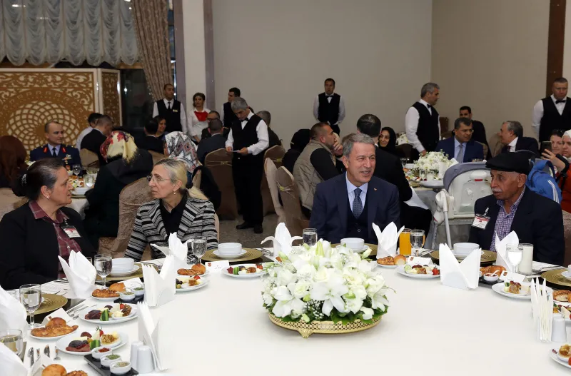 Bakan Akar ve komutanlardan şehit aileleri ile iftar - 2
