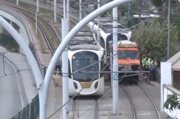 Zeytinburnu'nda tramvay raydan çıktı