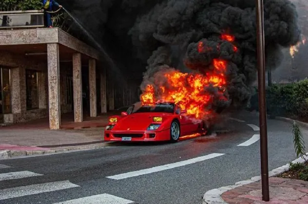 Yanan Ferrari’yi bahçe hortumuyla söndürmeye çalıştı