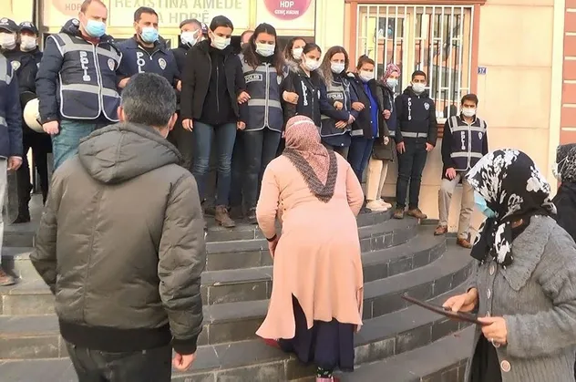 Diyarbakır'da HDP'liler evlat nöbetindeki annelerin yüzüne tükürdü
