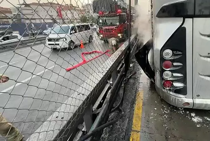 Metrobüste yangını!