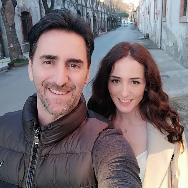 1634140841906.jpg Bekir Aksoy, eşi Nazife Aksoy’un yaşadığı istismarı canlı yayında anlattı: “Benim de olduğum sahnede taciz edildi”-4
