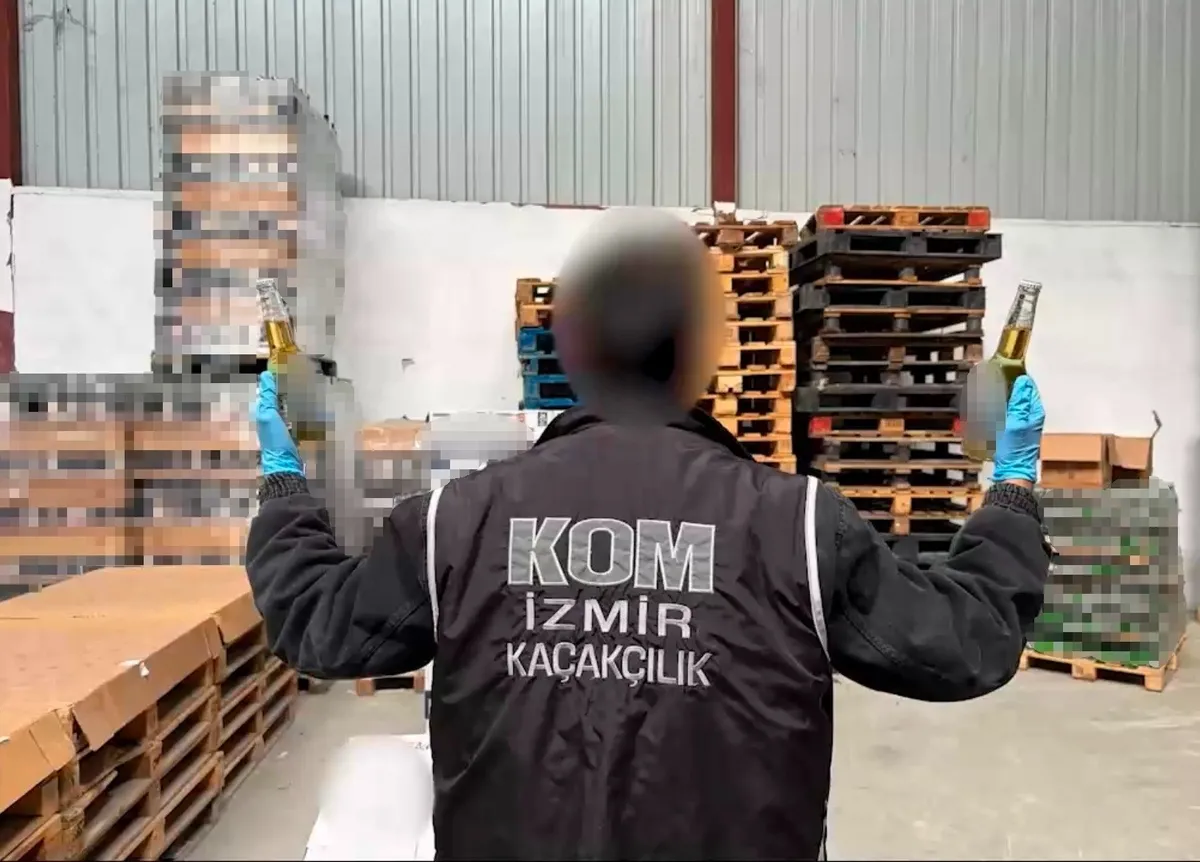 1790974402060.jpeg Yaklaşık 3.8 milyon TL değerinde! İzmir'de 23 bin 40 şişe sahte içki ve binlerce sahte bandrol ele geçirildi-3