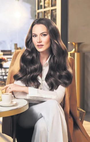 Fahriye Evcen Kazakistan'daki sevenlerinin karşısına çıktı