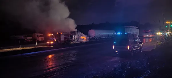 hatay-iskenderunda-park-halindeki-tir-alev-alev-yandi-1641352721360.jpg Hatay İskenderun'da park halindeki TIR alev alev yandı-2